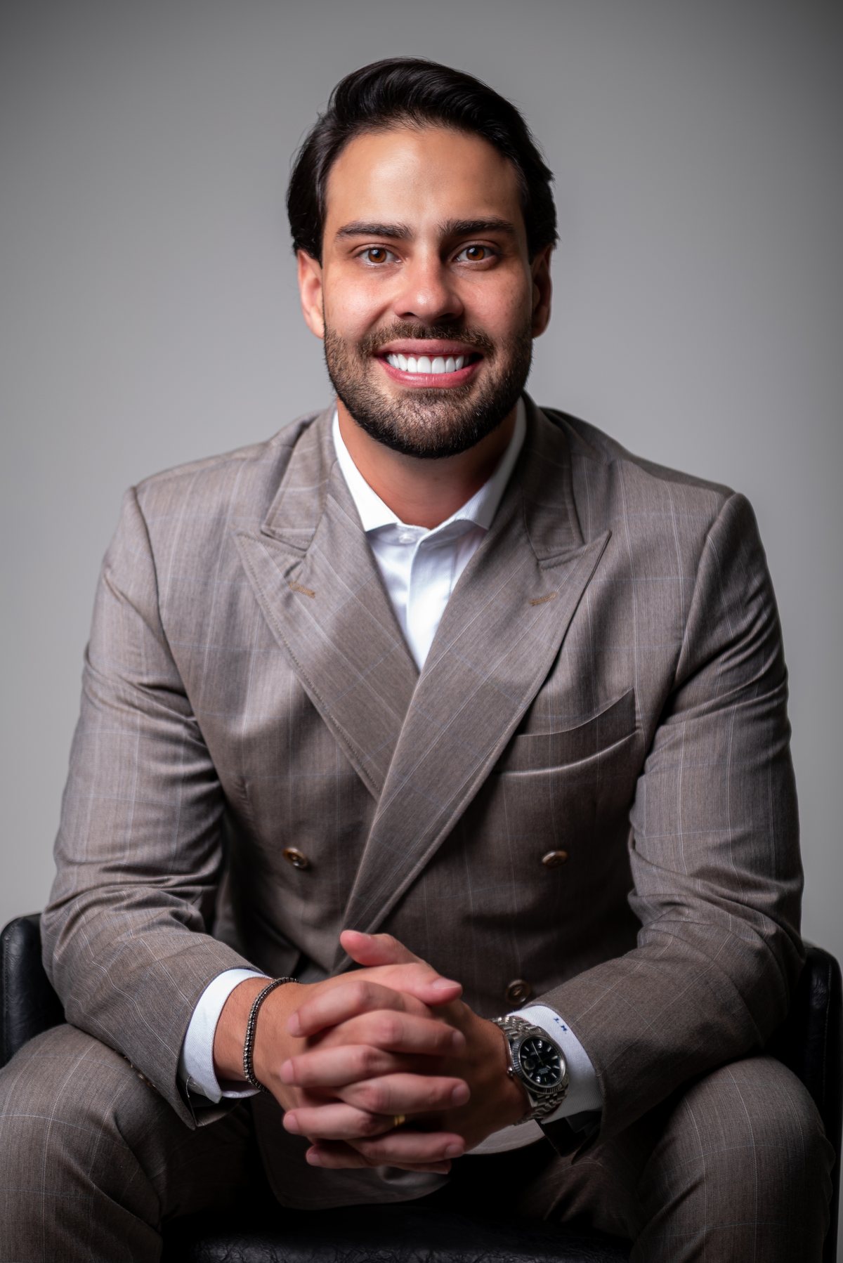 Dr. Lucas Martins, CRM-SE 6650, sorrindo, sentado, em retrato para a seção sobre o médico
